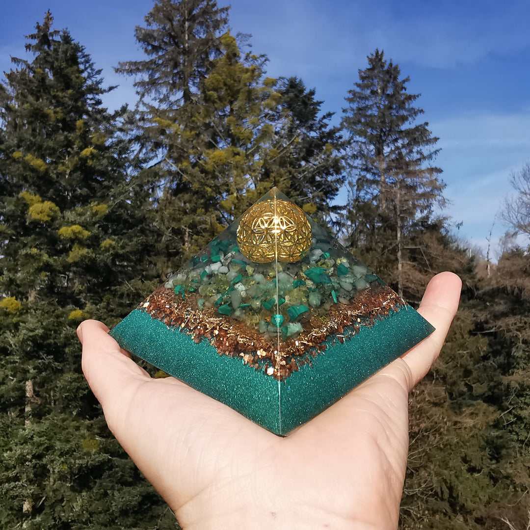 Orgone Cheops Pyramide NEUBEGINN →9.5cm ↑9.5cm gold