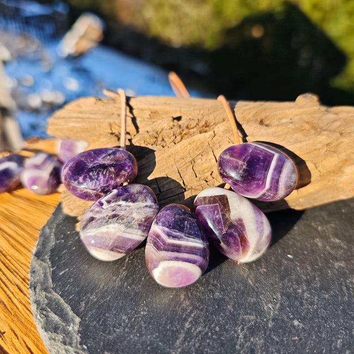 Amethyst Chevron (Innerer Frieden - Vitalität) Anhänger Trommelstein gebohrt 9 Stück zur Auswahl