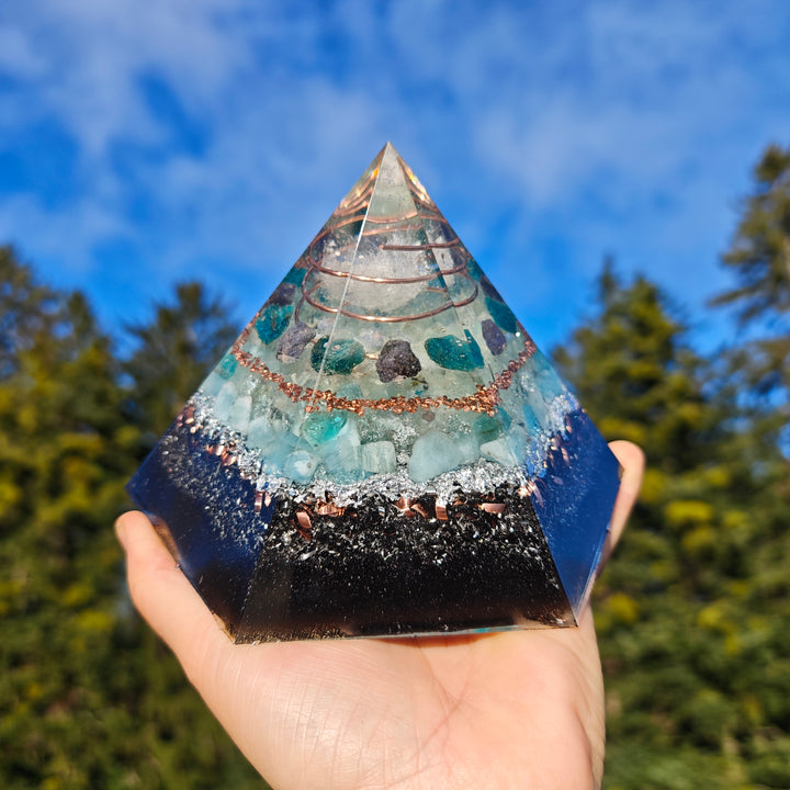 Orgone Hexagonal Pyramide MEDIALITÄT & URVERTRAUEN Bergkristall Aquamarin Apatit Tansanit  ⌀16cm ↑13cm