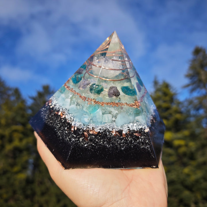 Orgone Hexagonal Pyramide MEDIALITÄT & URVERTRAUEN Bergkristall Aquamarin Apatit Tansanit  ⌀16cm ↑13cm