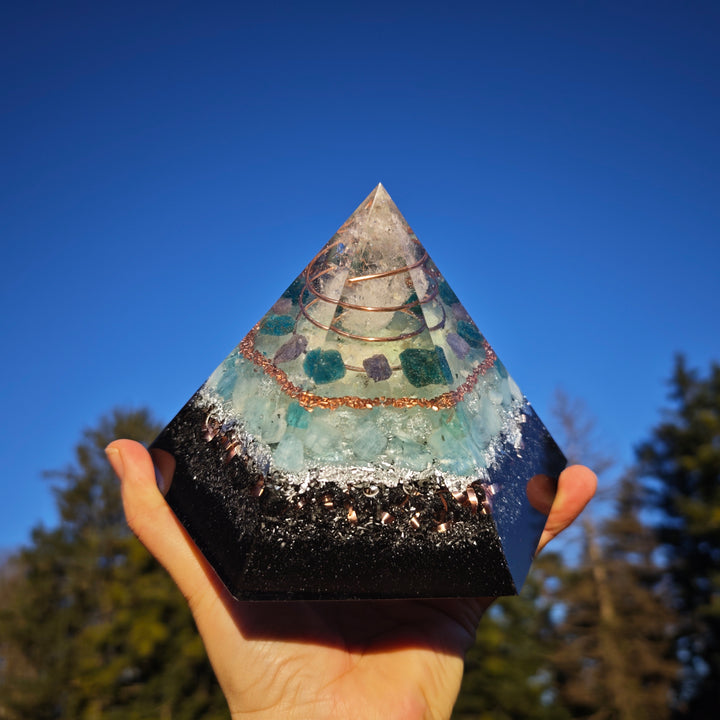 Orgone Hexagonal Pyramide MEDIALITÄT & URVERTRAUEN Bergkristall Aquamarin Apatit Tansanit  ⌀16cm ↑13cm
