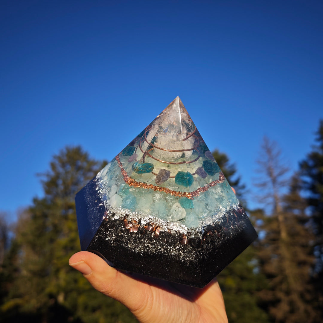 Orgone Hexagonal Pyramide MEDIALITÄT & URVERTRAUEN Bergkristall Aquamarin Apatit Tansanit  ⌀16cm ↑13cm