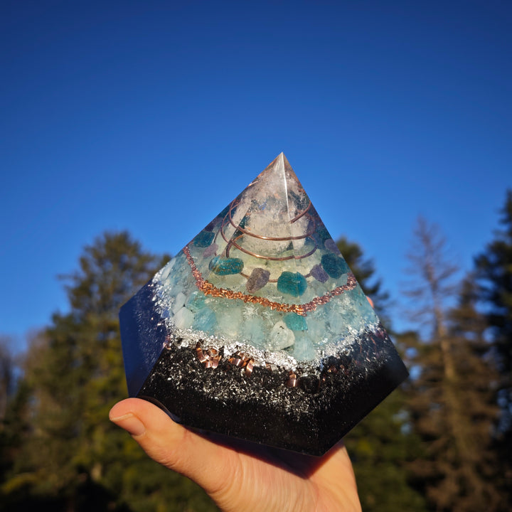 Orgone Hexagonal Pyramide MEDIALITÄT & URVERTRAUEN Bergkristall Aquamarin Apatit Tansanit  ⌀16cm ↑13cm
