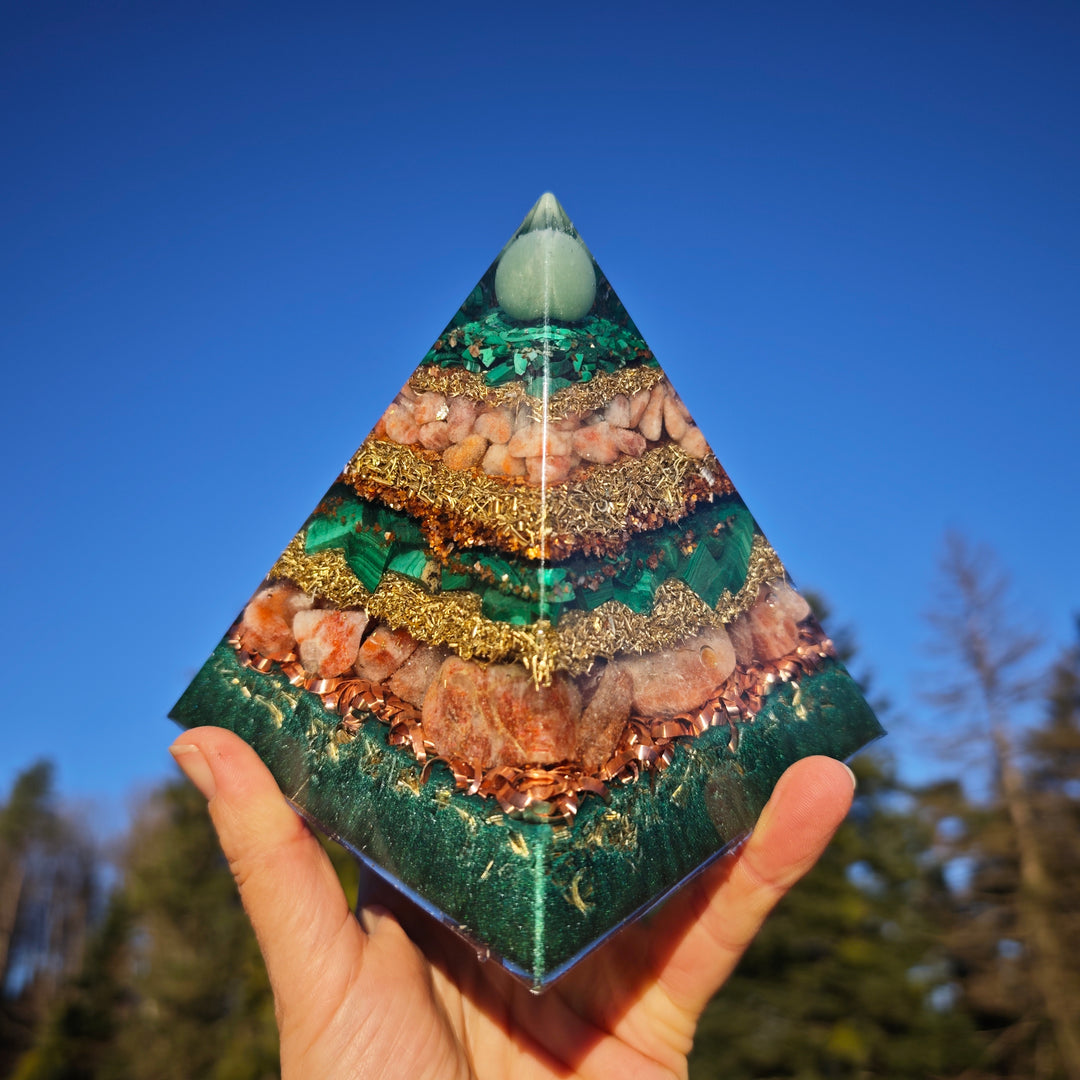 Orgone Pyramide OPTIMISMUS Aventurin Malachit Sonnenstein Extraqualität →12cm ↑12cm (Kopie)