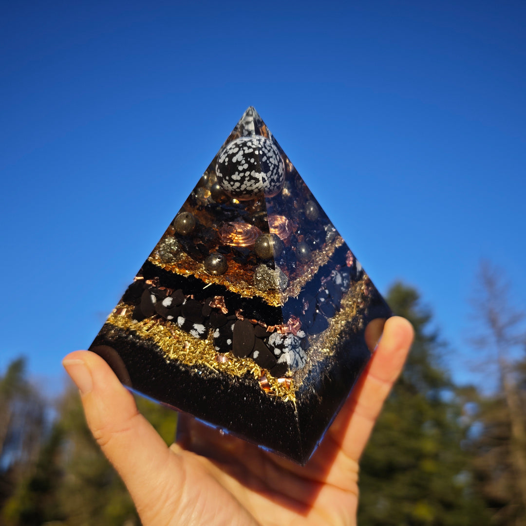 Orgone Pyramide SCHUTZ & LICHTARBEIT Schneeflockenobsidian Pyrit Rauchquarz Turmalin cm →9cm ↑9cm (+-450g)