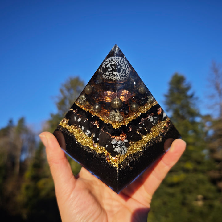 Orgone Pyramide SCHUTZ & LICHTARBEIT Schneeflockenobsidian Pyrit Rauchquarz Turmalin cm →9cm ↑9cm (+-450g)