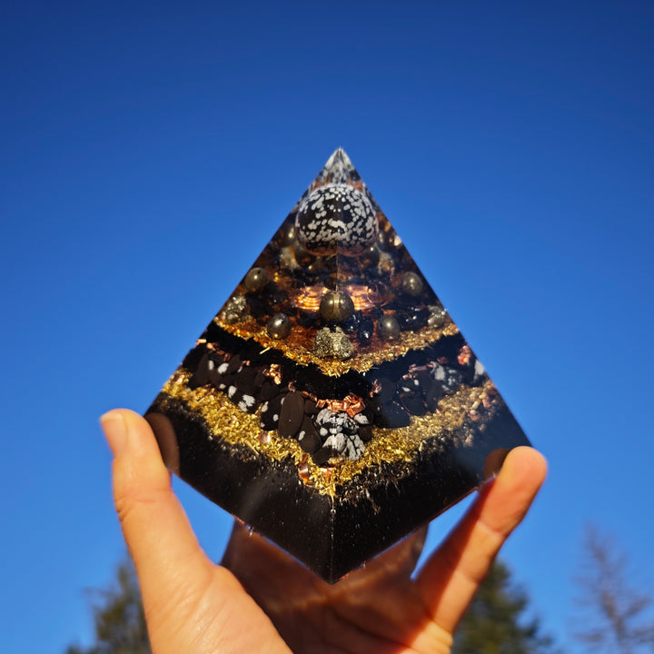 Orgone Pyramide SCHUTZ & LICHTARBEIT Schneeflockenobsidian Pyrit Rauchquarz Turmalin cm →9cm ↑9cm (+-450g)