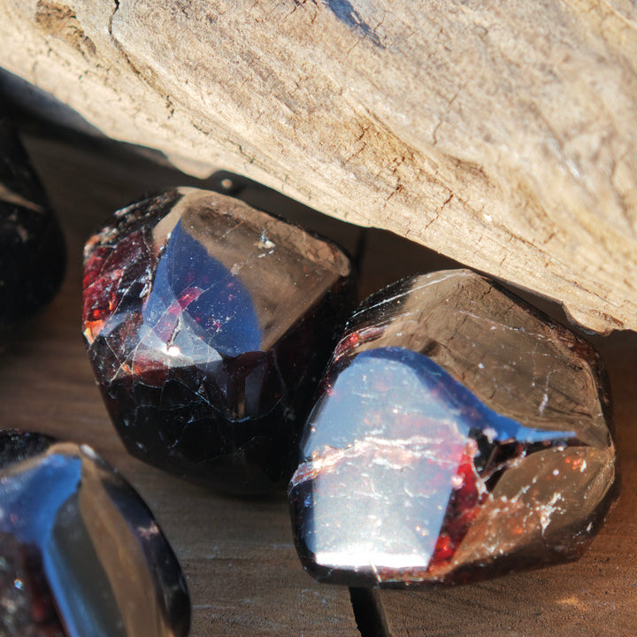 GRANAT Oktaeder WIDERSTANDSKRAFT von der Natur geschaffen von Hand poliert 2.5-3.5cm