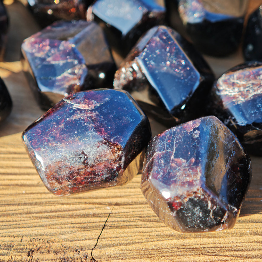 GRANAT Oktaeder WIDERSTANDSKRAFT von der Natur geschaffen von Hand poliert 1.5-2.5cm