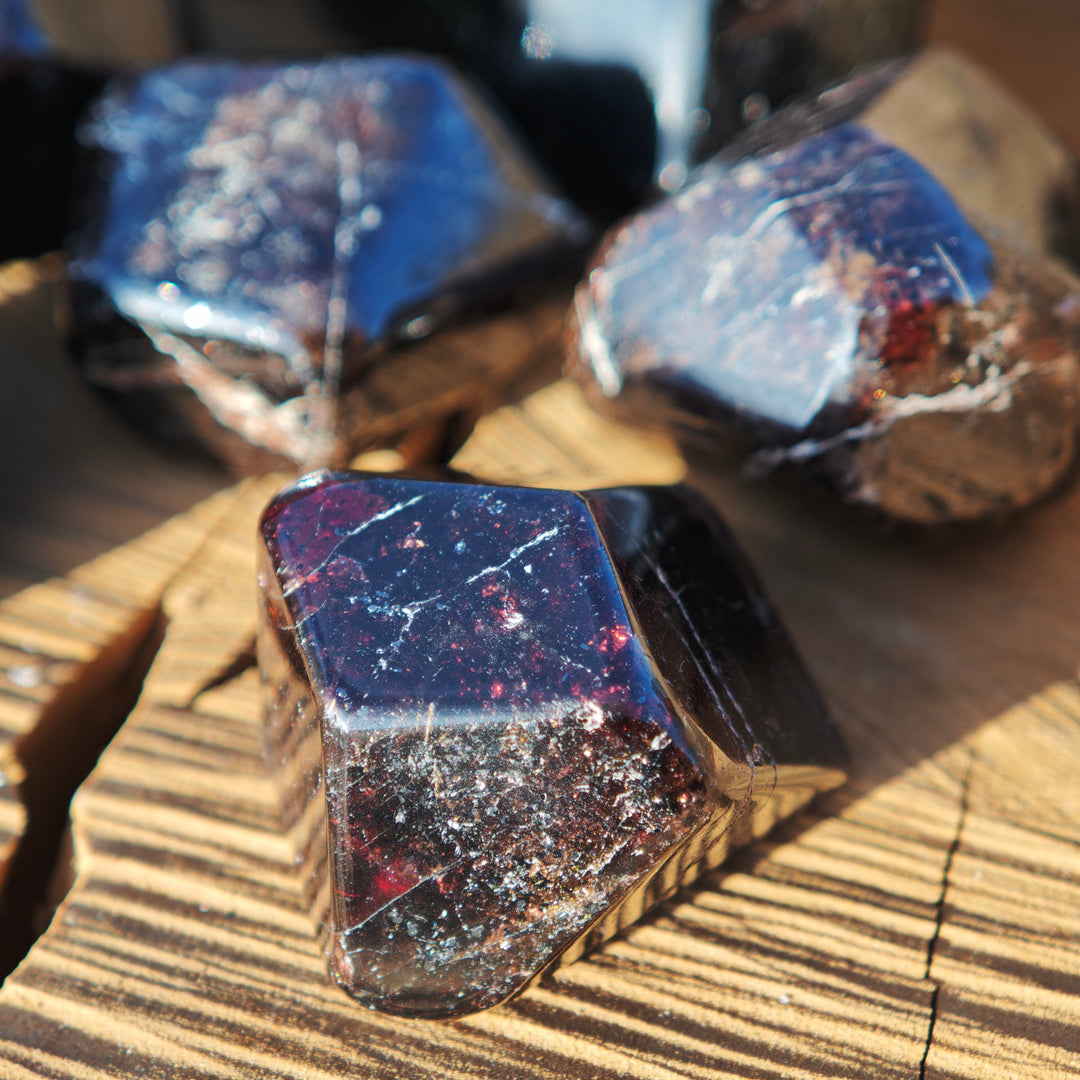 GRANAT Oktaeder WIDERSTANDSKRAFT von der Natur geschaffen von Hand poliert 1.5-2.5cm