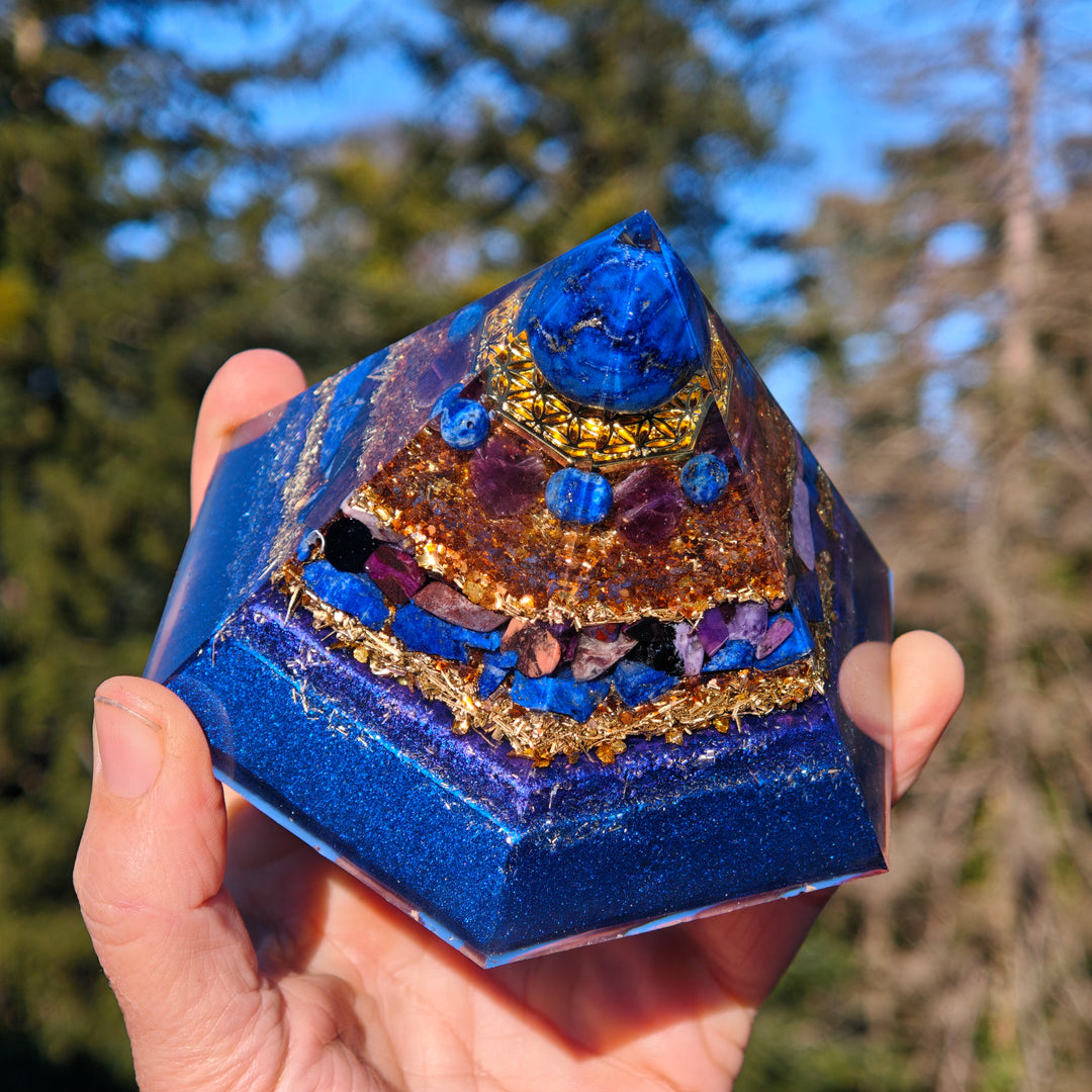Orgone Hexagonal Pyramide WAHRHEIT, TRANSFORMATION & GEISTIGE LIEBE Lapislazuli Amethyst Charoit Sugilith ⌀12cm ↑7.6cm