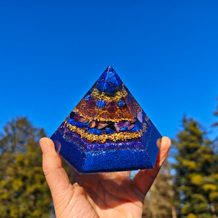Orgone Hexagonal Pyramide WAHRHEIT, TRANSFORMATION & GEISTIGE LIEBE Lapislazuli Amethyst Charoit Sugilith ⌀12cm ↑7.6cm
