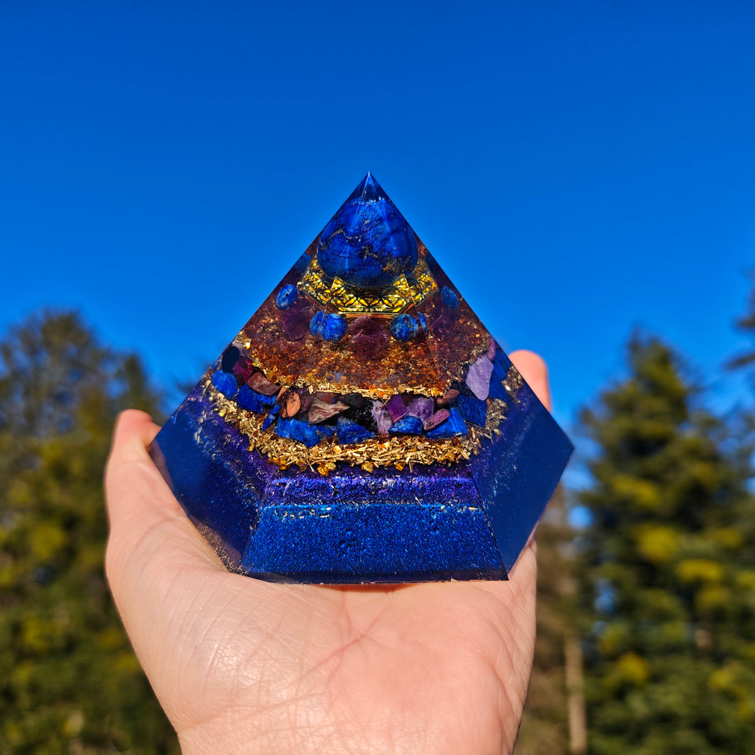 Orgone Hexagonal Pyramide WAHRHEIT, TRANSFORMATION & GEISTIGE LIEBE Lapislazuli Amethyst Charoit Sugilith ⌀12cm ↑7.6cm