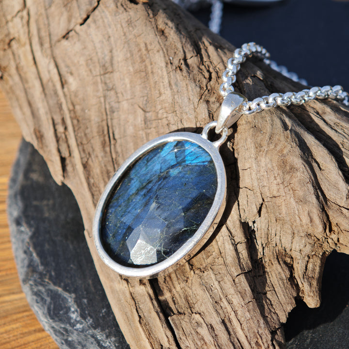 Labradorit facettiert oval Extraqualität gefasst in Silber 925