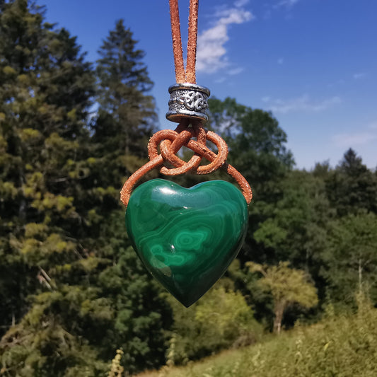 Malachite heart drilled on the side with leather cord (2)
