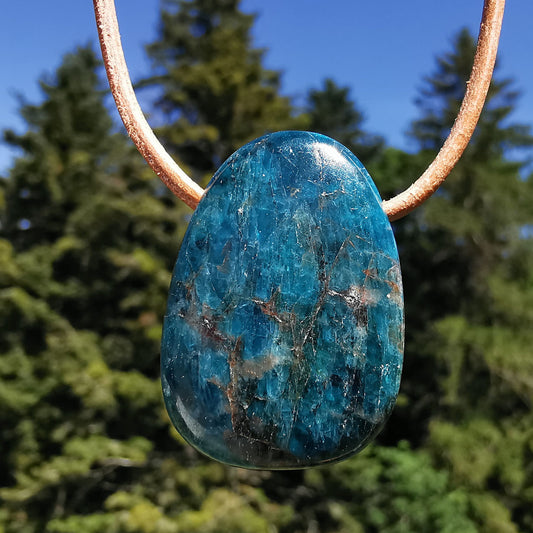 Apatite pendant drilled"extra quality"incl. Leather cord (2)