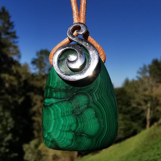 Malachite with hanger spiral S925 & leather cord (1)